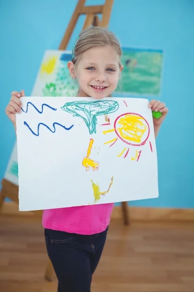 Criança feliz apreciando artes e artesanato pintura — Fotografia de Stock