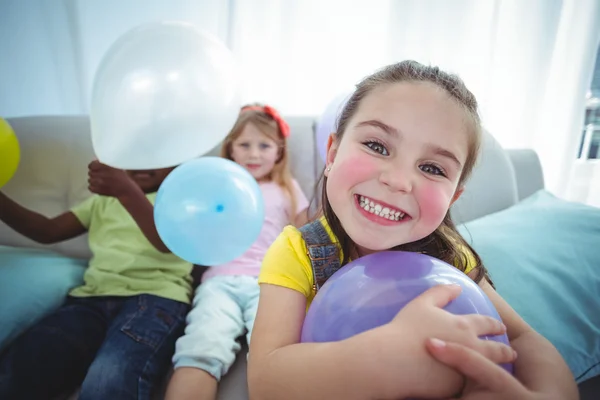 Niños sonrientes jugando con globos — Foto de Stock