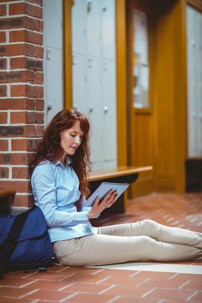 Mature student using tablet in hallway — Stock Photo, Image