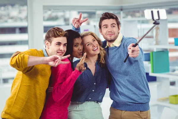 Sonriente equipo creativo posando para una selfie — Foto de Stock