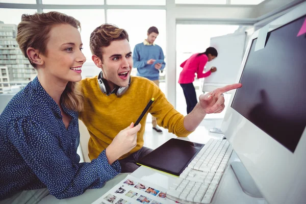 Grafisk formgivare bär hörlurar öppen — Stockfoto