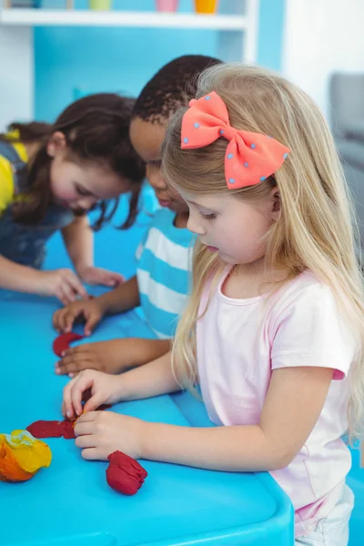 Niños felices disfrutando de artes y manualidades juntos — Foto de Stock