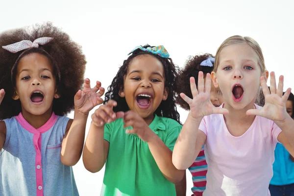 Scarey niñas con las manos levantadas — Foto de Stock