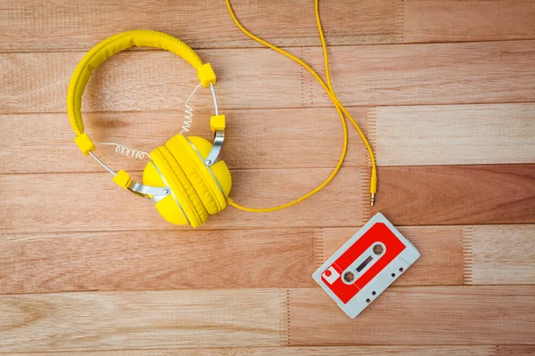 Vieja cinta y auriculares en escritorio de madera —  Fotos de Stock