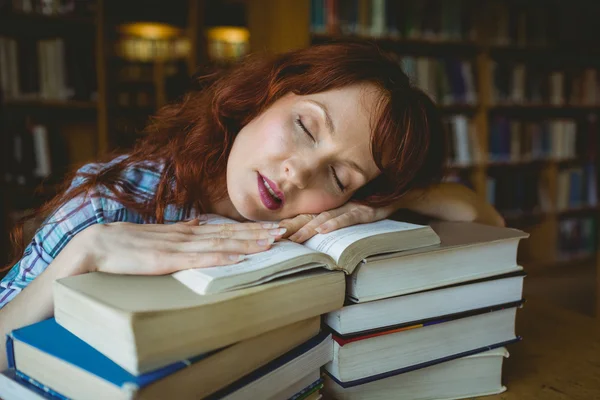 Estudiante maduro estudiando en la biblioteca — Foto de Stock