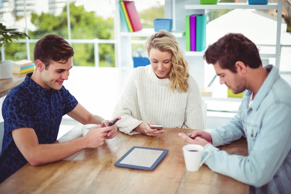 Equipo creativo todos usando teléfonos inteligentes —  Fotos de Stock