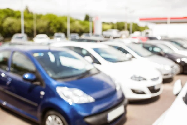 Fila de coches nuevos en la sala de exposición de coches nuevos — Foto de Stock