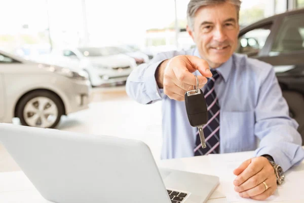Försäljaren håller kunden bilnyckel — Stockfoto