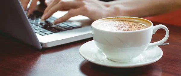 Volwassen student laptop met café — Stockfoto