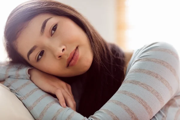 Asiatico donna relax su divano — Foto Stock