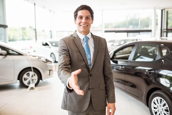 Venditore sorridente pronto a stringere la mano — Foto Stock