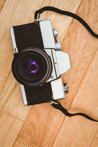 Ahşap masa üzerinde eski fotoğraf makinesi — Stok fotoğraf