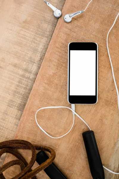 Smartphone en mesa de madera — Foto de Stock