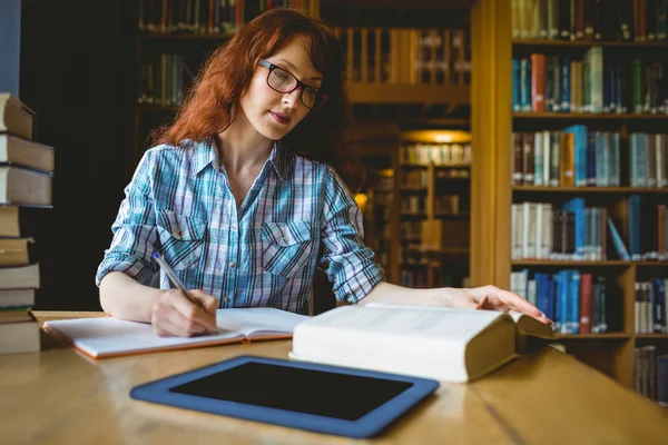 Mogen student som studerar i biblioteket — Stockfoto