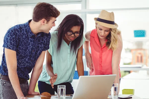 Kreatives Unternehmerteam arbeitet hart zusammen — Stockfoto