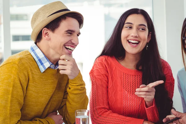 Equipo creativo teniendo una reunión — Foto de Stock