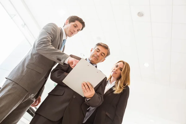 Lächelndes Business-Team steht zusammen — Stockfoto