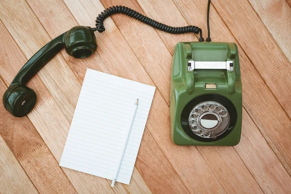 Starý telefon na dřevěný stůl — Stock fotografie