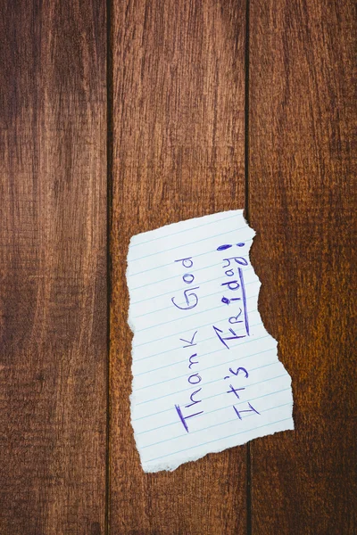 Κομμάτι χαρτί στο ξύλινο γραφείο — Φωτογραφία Αρχείου