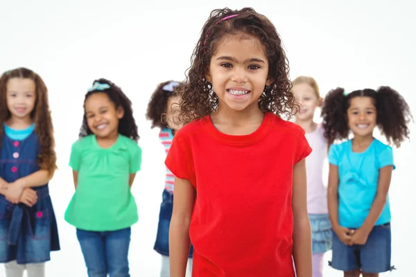 Kinder stehen gemeinsam mit Mädchen vor — Stockfoto