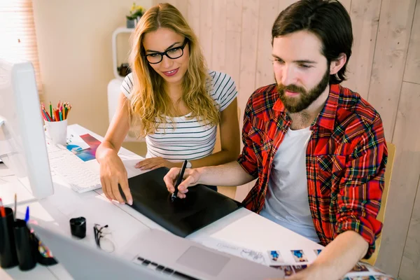 Kreativa team som arbetar på skrivbordet — Stockfoto