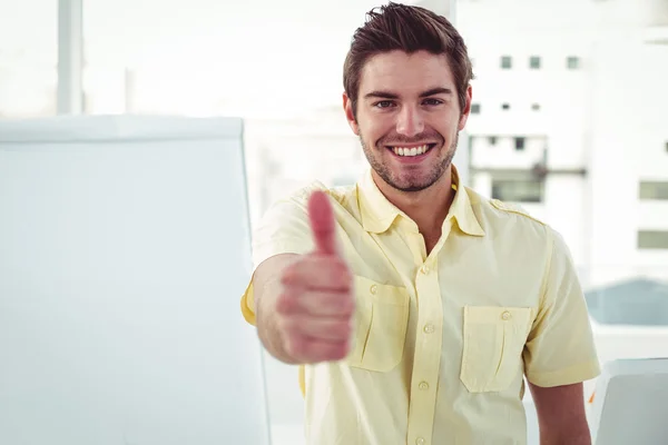 Sorrindo criativo empresário por sua mesa — Fotografia de Stock