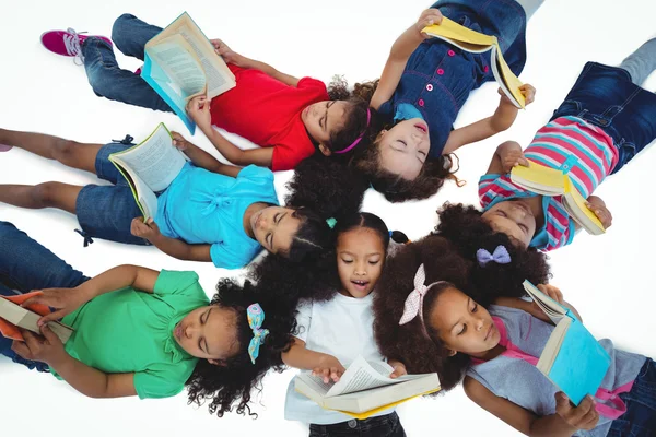 Grupo de meninas lendo livros — Fotografia de Stock