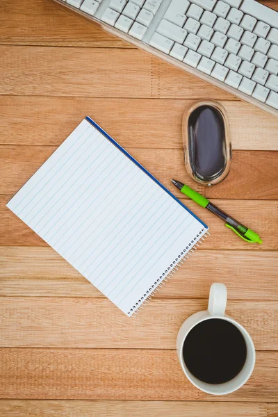 Business Bureau met computer en koffie — Stockfoto