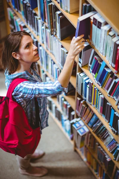 Estudante maduro na biblioteca — Fotografia de Stock
