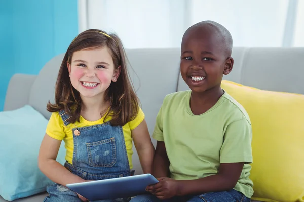 Lachen meisje en jongen met behulp van Tablet PC — Stockfoto