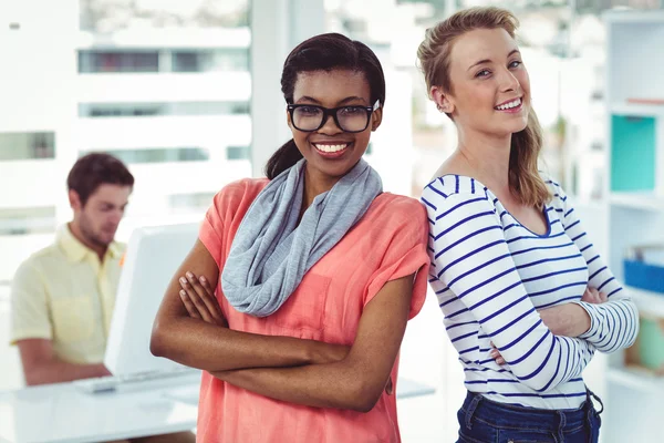 Gelukkig creatieve team met behulp van een tablet pc — Stockfoto