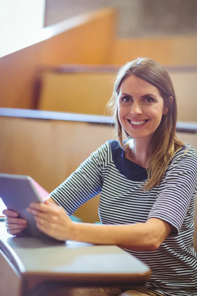 Reife Studentin im Hörsaal — Stockfoto