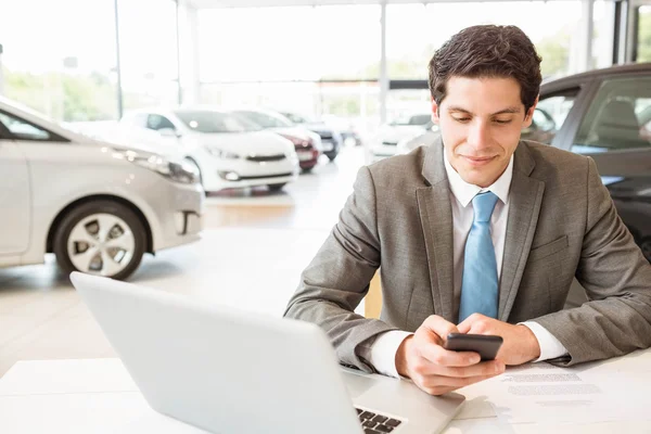 Venditore sorridente che fa una telefonata — Foto Stock