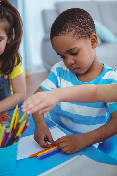 Boldog gyerekek együtt élvezi a művészet és a kézművesség — Stock Fotó