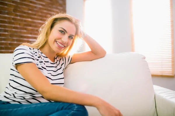 Hübsche Blondine entspannt sich auf der Couch — Stockfoto