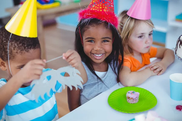 兴奋的孩子们享受一个生日聚会 — 图库照片
