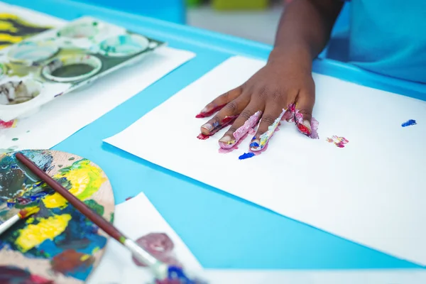 Criança feliz gostando de pintar com as mãos — Fotografia de Stock