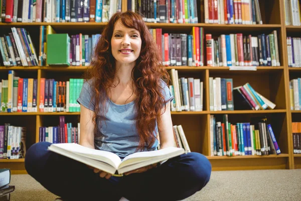 Reife Studentin liest Buch in Bibliothek — Stockfoto