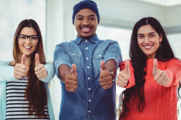 Unga kreativa team visar tummen — Stockfoto