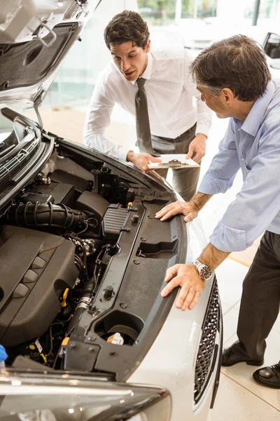 Geschäftsmann erklärt die Details des Autos — Stockfoto