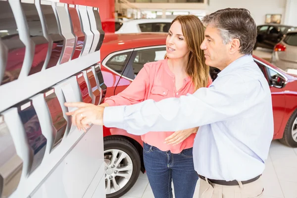 Paar kiezen kleur van nieuwe auto — Stockfoto