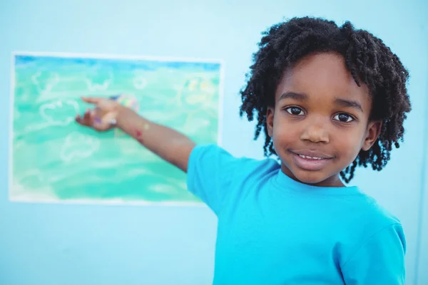 Criança feliz apreciando artes e artesanato pintura — Fotografia de Stock