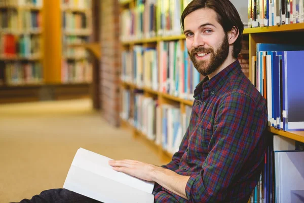 Livro de leitura de estudantes na biblioteca no chão — Fotografia de Stock