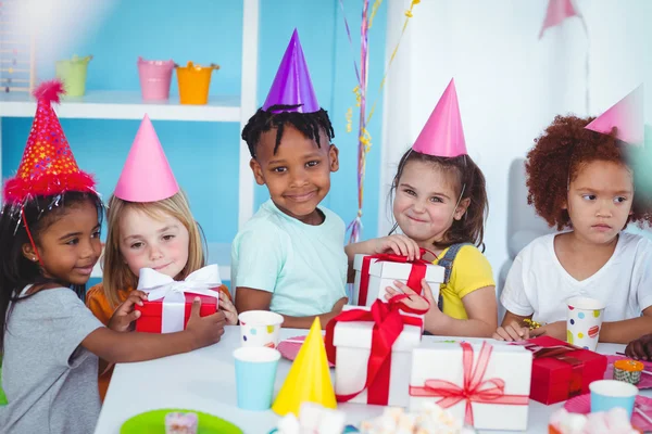 Gelukkige jonge geitjes op een verjaardagsfeestje — Stockfoto