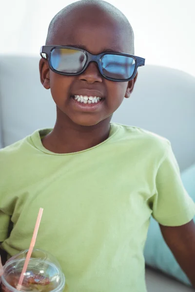 Sonriente niño usando gafas 3d para una película — Foto de Stock