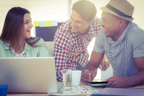 Equipo creativo trabajando juntos — Foto de Stock