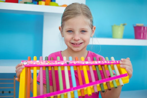 Usmívající se dívka drží xylofon — Stock fotografie
