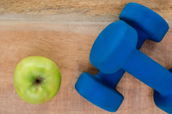 Manzana, pesas sobre la mesa —  Fotos de Stock