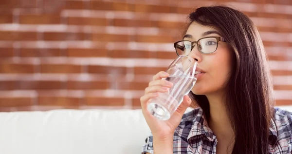 Asiatisk kvinna på soffan dricka vatten — Stockfoto