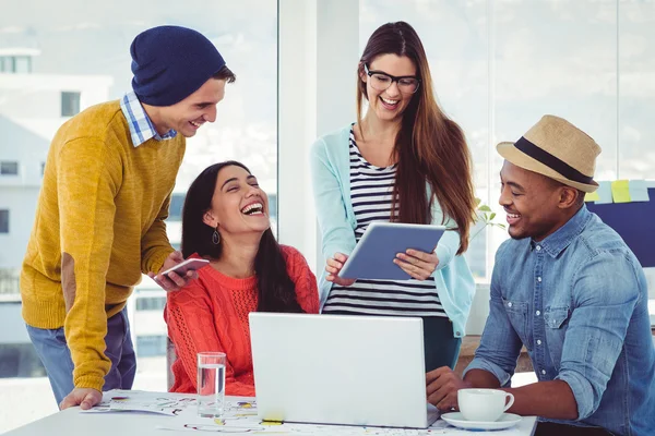 Creatieve team met een bijeenkomst — Stockfoto